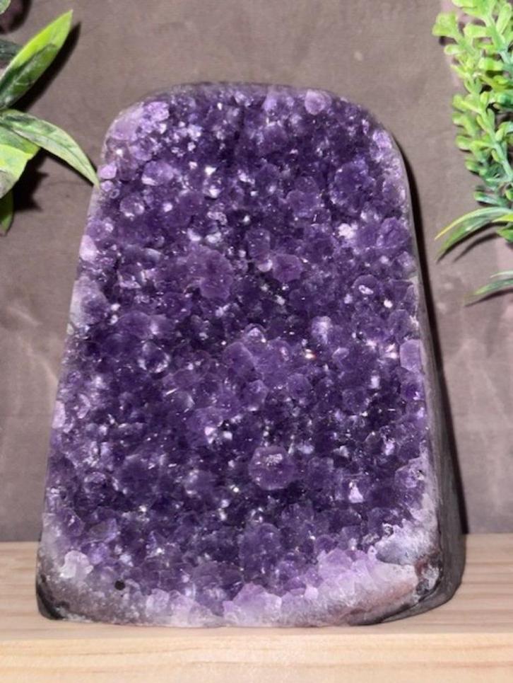 Amethist op standvlak - 1010 gram, Verzamelen, Mineralen en Fossielen, Mineraal, Ophalen of Verzenden