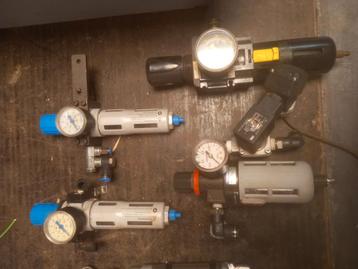 Regelonderdelen en luchtcilinders. beschikbaar voor biedingen