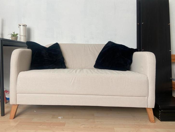 2-Zitsbank, Beige, Huis en Inrichting, Banken | Sofa's en Chaises Longues, Zo goed als nieuw, Tweepersoons, Minder dan 150 cm