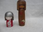 Twee Japanse Kokeshi poppen van  hout, Antiek en Kunst, Kunst | Designobjecten, Ophalen of Verzenden