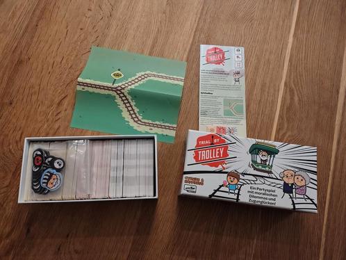 Trial by Trolley, Skybound games, voor in de Duitse les?, Hobby en Vrije tijd, Gezelschapsspellen | Kaartspellen, Zo goed als nieuw