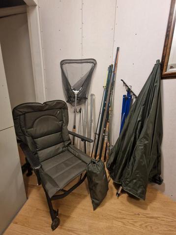 Visspullen: Stoel, hengels, net, paraplu beschikbaar voor biedingen