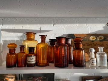 Een mooie set antieke apothekerspotten  beschikbaar voor biedingen