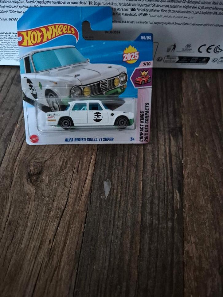 hot wheels alfa romeo giulia 11 super compact kings, Hobby en Vrije tijd, Modelauto's | Overige schalen, Nieuw, Auto, Ophalen of Verzenden