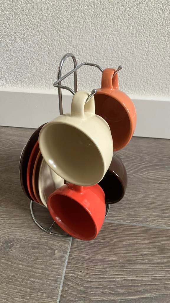 kop en schotels in rekje, Overige materialen, Ophalen of Verzenden, Zo goed als nieuw, Overige stijlen