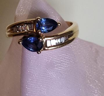 18 KARAAT GEELGOUDEN RING MET SAFFIEREN EN DIAMANTEN beschikbaar voor biedingen