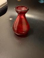 Klein rood glazen vaasje, Antiek en Kunst, Antiek | Glas en Kristal, Ophalen of Verzenden