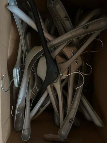 Partij Kledinghangers beschikbaar voor biedingen