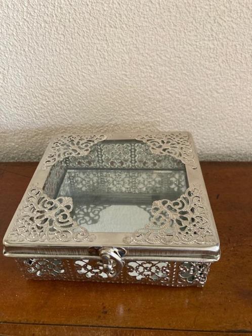 APARTE sieradendoos/box metaal glas en spiegel bodem, Sieraden, Tassen en Uiterlijk, Beautycases, Zo goed als nieuw, Hardcase