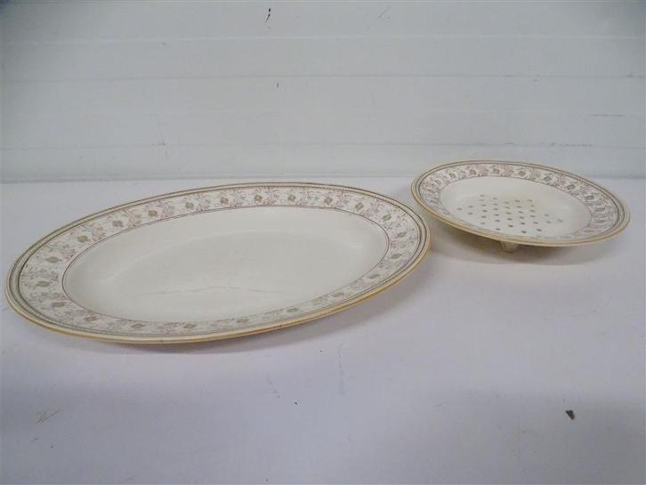 A6475. Fruittest + Schaal Petrus Regout, Huis en Inrichting, Keuken | Servies, Gebruikt, Bord(en), Wedgwood, Aardewerk, Ophalen of Verzenden