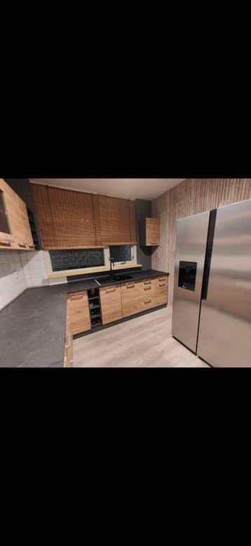 Moderne greeploze keuken met houtlook beschikbaar voor biedingen