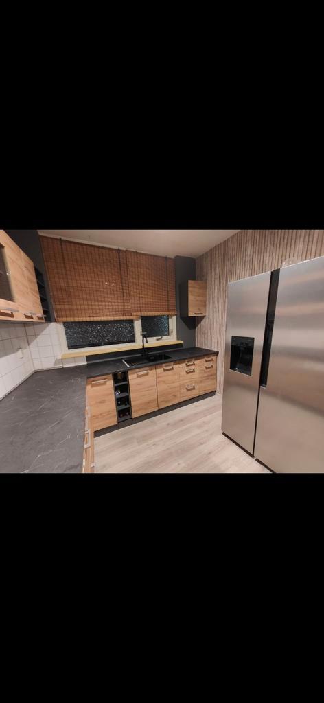 Moderne greeploze keuken met houtlook, Huis en Inrichting, Keuken | Complete keukens, Zo goed als nieuw, Hoekkeuken, Bruin, Kunststof