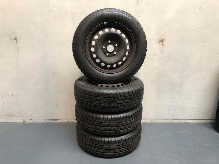 Velgen set + winterbanden van een Volkswagen Golf, Auto-onderdelen, Banden en Velgen, Personenwagen, Gebruikt, 3 maanden garantie