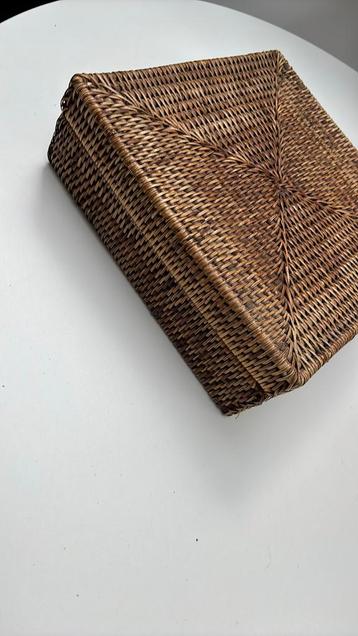Rieten mand met deksel beschikbaar voor biedingen