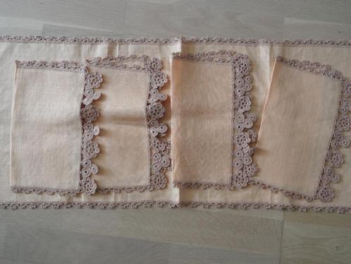 Linnen loper 4 servetten met gehaakte kant zie foto's, Huis en Inrichting, Keuken | Textiel, Nieuw, Tafelkleed of Tafelzeil, Overige kleuren