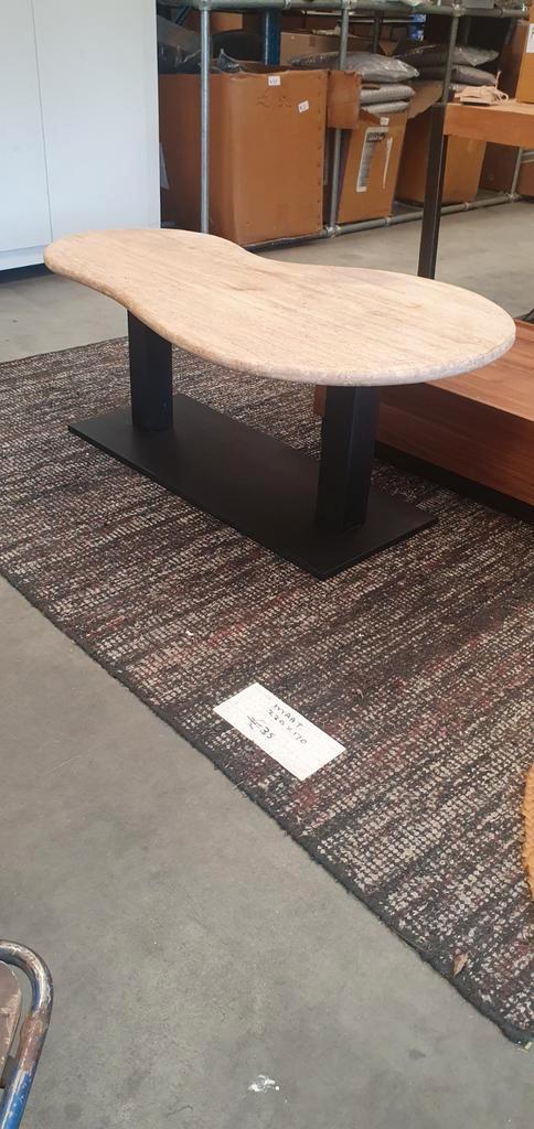 Travertijn salontafel met zwart eiken onderstel, Huis en Inrichting, Tafels | Salontafels, Zo goed als nieuw, Minder dan 50 cm