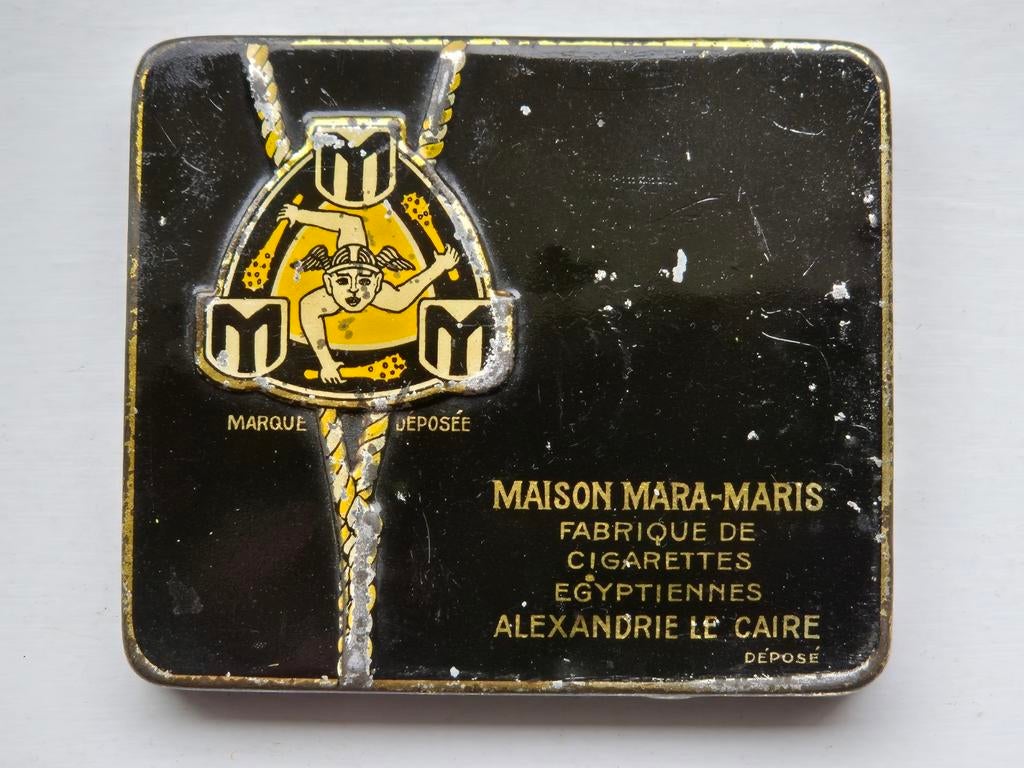 Maison Mara-Maris Egyptiennes Cigarettes blik, Verzamelen, Speldjes, Pins en Buttons, Ophalen of Verzenden, Gebruikt, Overige onderwerpen