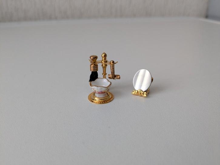 Poppenhuis 4 delige scheer set, messing met porselein 🏠, Verzamelen, Poppenhuizen en Toebehoren, Zo goed als nieuw, Poppenhuis