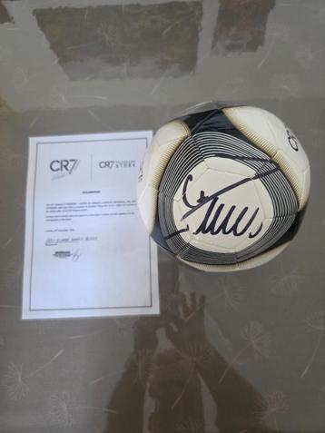 Cristiano Ronaldo CR7 met de hand Gesigneerde Bal +  Certif. beschikbaar voor biedingen
