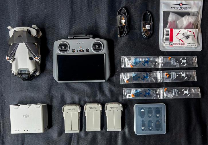 DJI Mini 4 Pro Fly More Combo + Smart Controller (RC 2), Audio, Tv en Foto, Drones, Zo goed als nieuw, Ophalen of Verzenden