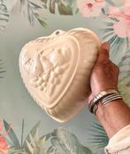 Hartvormige puddingvorm, crème wit keramiek, met ophang oog, Ophalen of Verzenden, Zo goed als nieuw