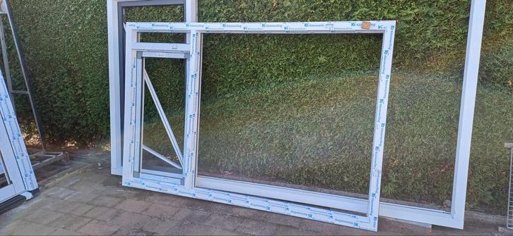 Kunststof kozijnen 240 cm br x 158 cm hoog (6 stuks ), Doe-het-zelf en Verbouw, Kozijnen en Schuifpuien, Zo goed als nieuw, Raamkozijn