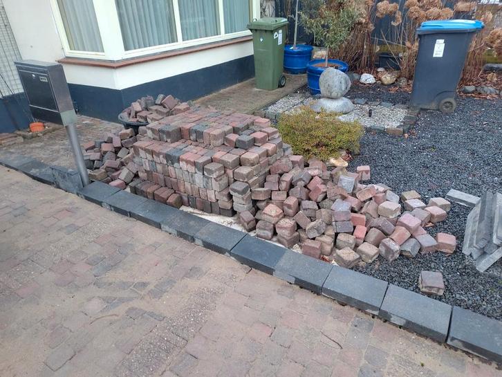 Gratis af te halen +/- 8m2 koppelstones en smalle klinkers, Tuin en Terras, Grind, Keien en Split, Gebruikt, Overige typen, Ophalen