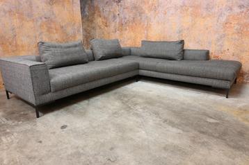 ZGANieuw grijze stoffen Aikon Lounge design hoekbank beschikbaar voor biedingen