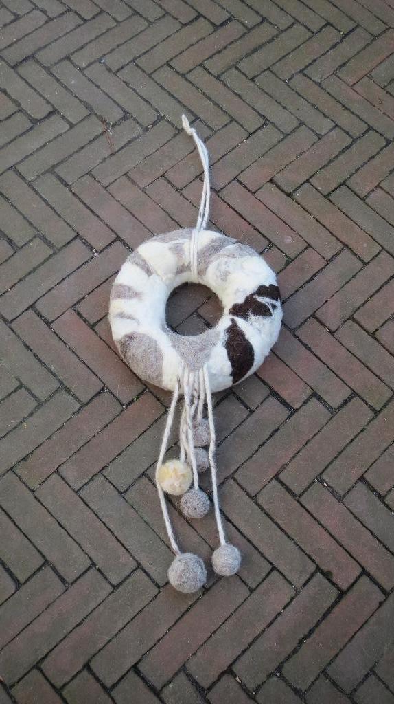Deur krans schapenwol, gevilte wol, wollen krans met bollen, Huis en Inrichting, Woonaccessoires | Kransen, Nieuw, Verzenden