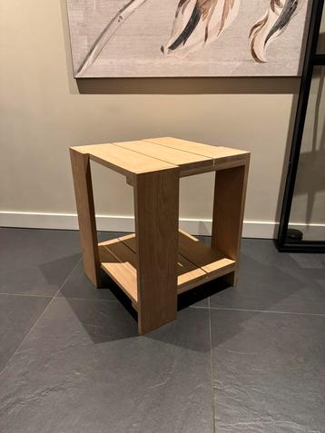 Krat tafel beschikbaar voor biedingen