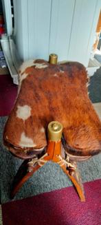 Voetenbankje met koeiehuid, Huis en Inrichting, Banken | Voetenbanken en Poefen, Ophalen, Minder dan 50 cm, Hout, 75 tot 100 cm