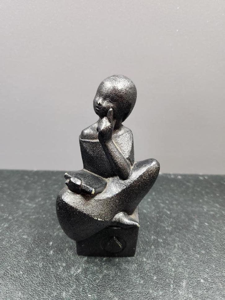 metalen beeldje LEZEND KIND, Verzamelen, Beelden en Beeldjes, Zo goed als nieuw, Mens, Ophalen of Verzenden