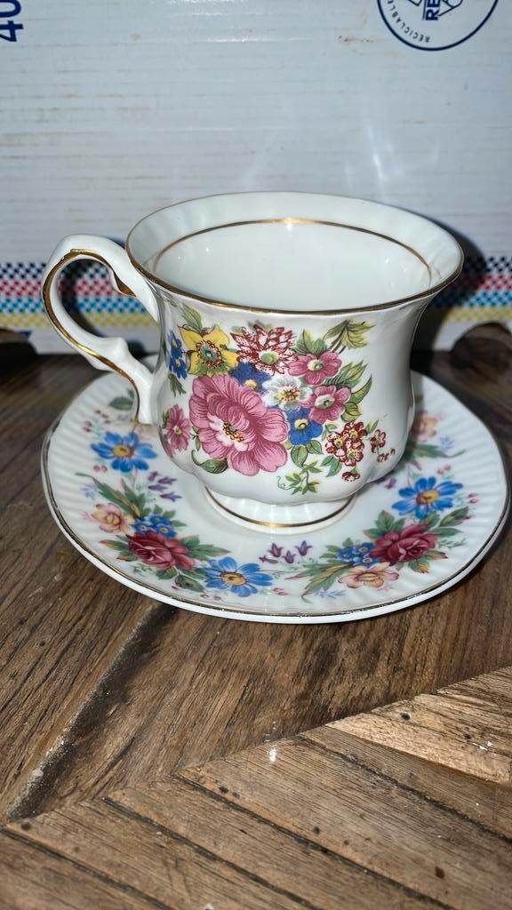 Royal Albert - Balmoral castle - Bone China . Kop en schotel, Antiek en Kunst, Antiek | Servies los, Ophalen