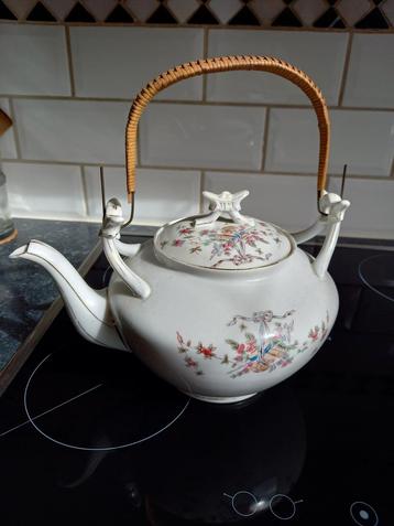 Antieke aardewerk theepot beschikbaar voor biedingen