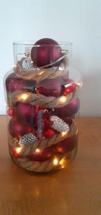 Glazen vaas 30cm hoog met rode kerstballen en verlichting, Diversen, Kerst, Ophalen, Nieuw