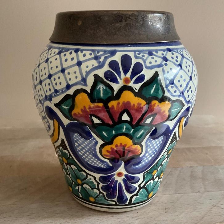 Mexicaanse Talavera vaas met metalen rand handbeschilderd, Antiek en Kunst, Antiek | Vazen, Verzenden