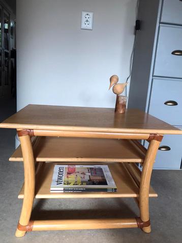 Vintage salontafel rotan met grenen planken beschikbaar voor biedingen