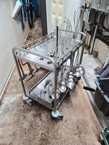 Groot keuken kar incl toebehoren  beschikbaar voor biedingen
