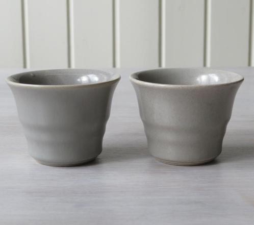 2 Bloempotjes Adco grijs 5,7 cm hoog, €5,- voor beide samen., Antiek en Kunst, Antiek | Keramiek en Aardewerk, Ophalen of Verzenden
