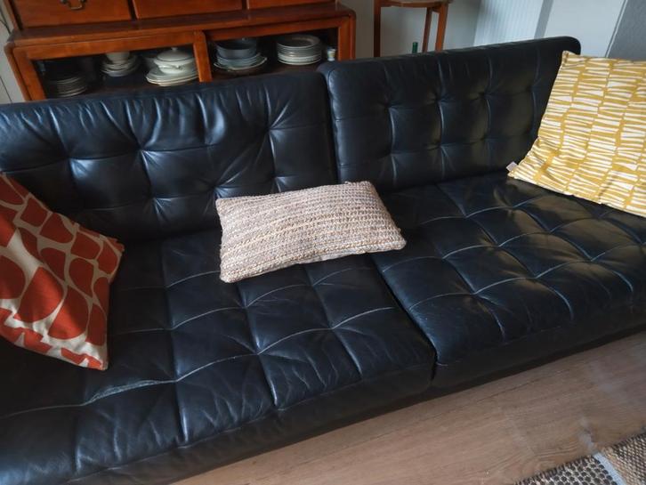 Zwarte leren IKEA Bank en Poef., Huis en Inrichting, Banken | Complete zithoeken, Gebruikt, Kunststof, Leer, Ophalen