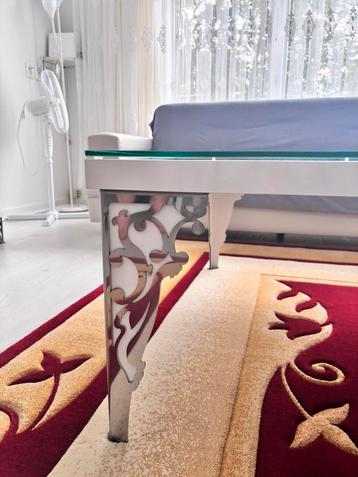 Salon tafel beschikbaar voor biedingen