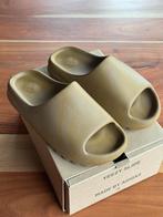 Adidas Yeezy Slide Ochre - Maat 40 1/2 - Nieuw, Ophalen of Verzenden, Nieuw, Bruin, Slippers