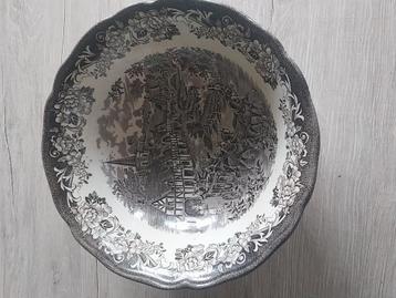 Vintage English Ironsrone Schaal beschikbaar voor biedingen