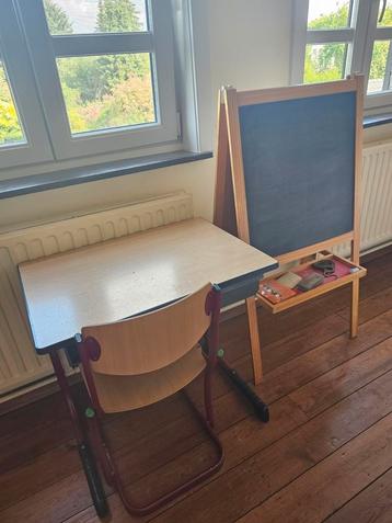 Schooltafel met stoel + krijtbord  beschikbaar voor biedingen