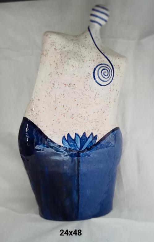 Keramisch vrouwen Beeld - Handgemaakt Kunstobject, Antiek en Kunst, Antiek | Keramiek en Aardewerk, Ophalen of Verzenden