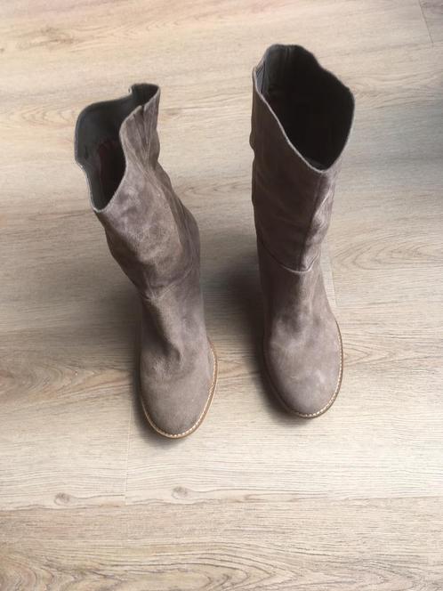 Enkellaarsjes met hak, suède Camel, nieuw maat 42, Kleding | Dames, Schoenen, Nieuw, Lage of Enkellaarzen, Beige, Ophalen of Verzenden