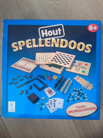 Houten spellendoos beschikbaar voor biedingen