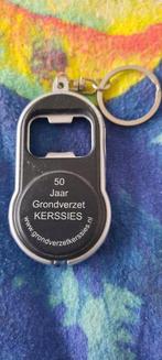 sleutelhanger 50 jaar Kerssies met opener en lichtje, Verzamelen, Sleutelhangers, Ophalen of Verzenden, Nieuw, Transport