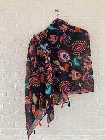Gekleurde sjaal met mooie Boho Print en kwastjes beschikbaar voor biedingen