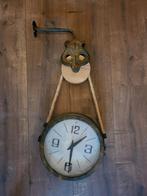 Dubbelzijdige Hangklok met Katrol Systeem, Ophalen of Verzenden, Gebruikt, Analoog, Wandklok